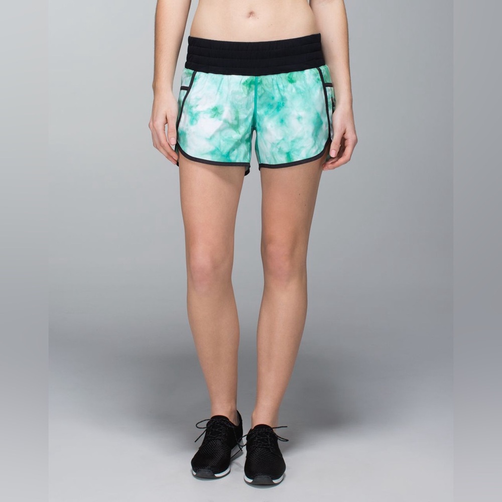 Lululemon Tracker Shorts Watercolor Lined Pockets Stretch Size 6 891